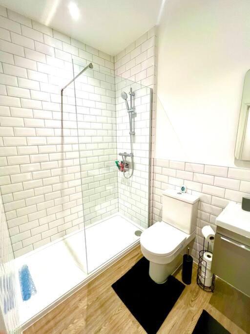 Brand New Apt - Beach Breeze Spacious 1-Bedroom Apartment With Parking - Sleeps 4 Ppl- Internet Bournemouth Luaran gambar