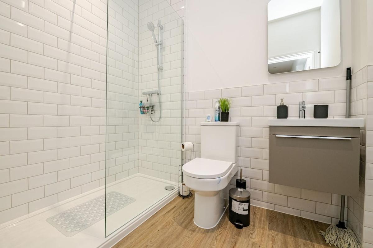 Brand New Apt - Beach Breeze Spacious 1-Bedroom Apartment With Parking - Sleeps 4 Ppl- Internet Bournemouth Luaran gambar