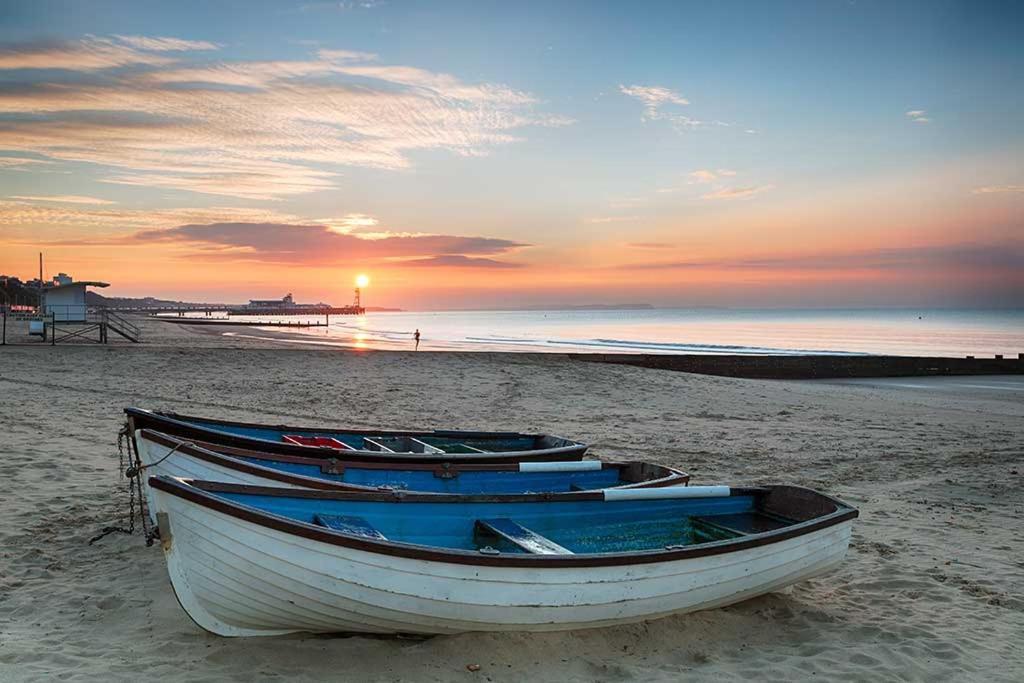 Brand New Apt - Beach Breeze Spacious 1-Bedroom Apartment With Parking - Sleeps 4 Ppl- Internet Bournemouth Luaran gambar